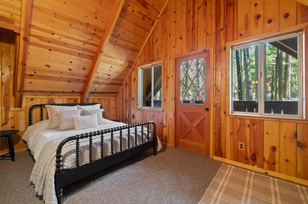 Დედოფლის საძინებელი პატარა აივნითა და ხეების ყველაზე მშვიდი ხედებით. Ამ ოთახიდან დილის სინათლე ჩვენი ფავორიტია. Ეს შესანიშნავი ხერხია თქვენი დღის დასაწყებად!