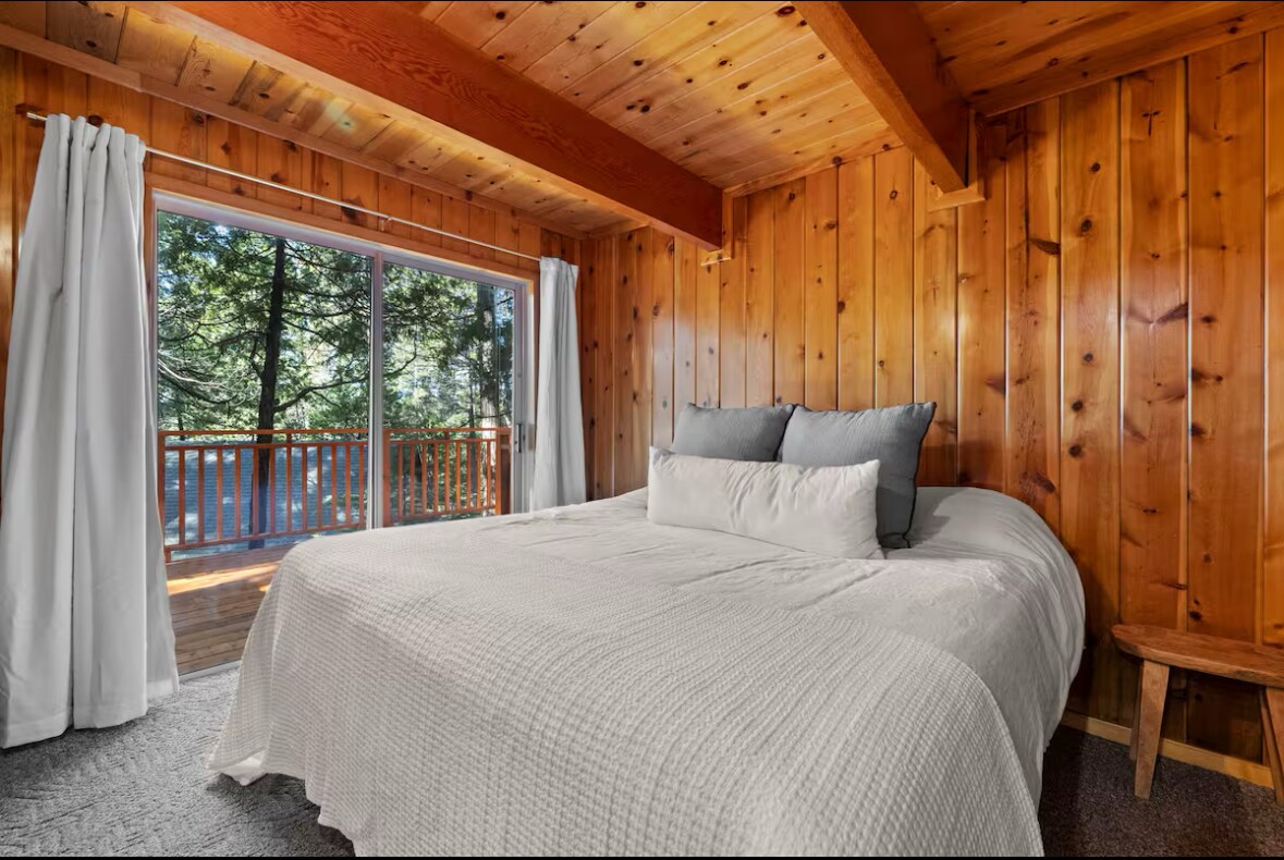 Ცალკე დიდი ოთახი სააბაზანოთი და უკანა ტერასაზე გასასვლელით. Იდეალური დილის დასვენება პირველი ფინჯანი ყავის დასაგემოვნებლად.