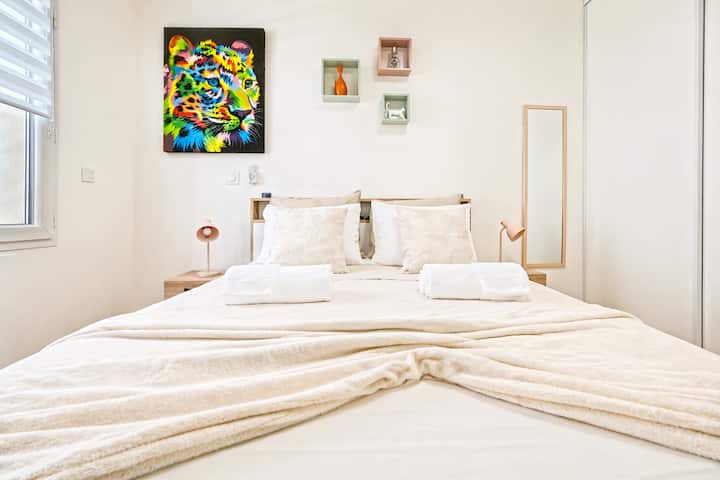 Bedroom with double bed, wardrobe and fan.
Sheets and towels included.