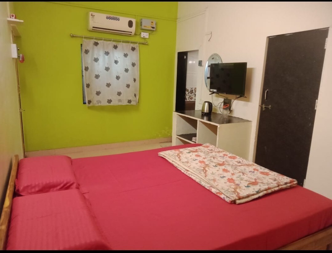 Bračni krevet, 3 osobe mogu lako spavati + dodatna osoba može spavati na podu, madrac na podu i dodatna osoba mogu biti dostupni uz razumnu dodatnu naknadu. Soba s klima-uređajem i televizorom i susjedna soba s jednostrukim krevetom i bez klima-uređaja. 