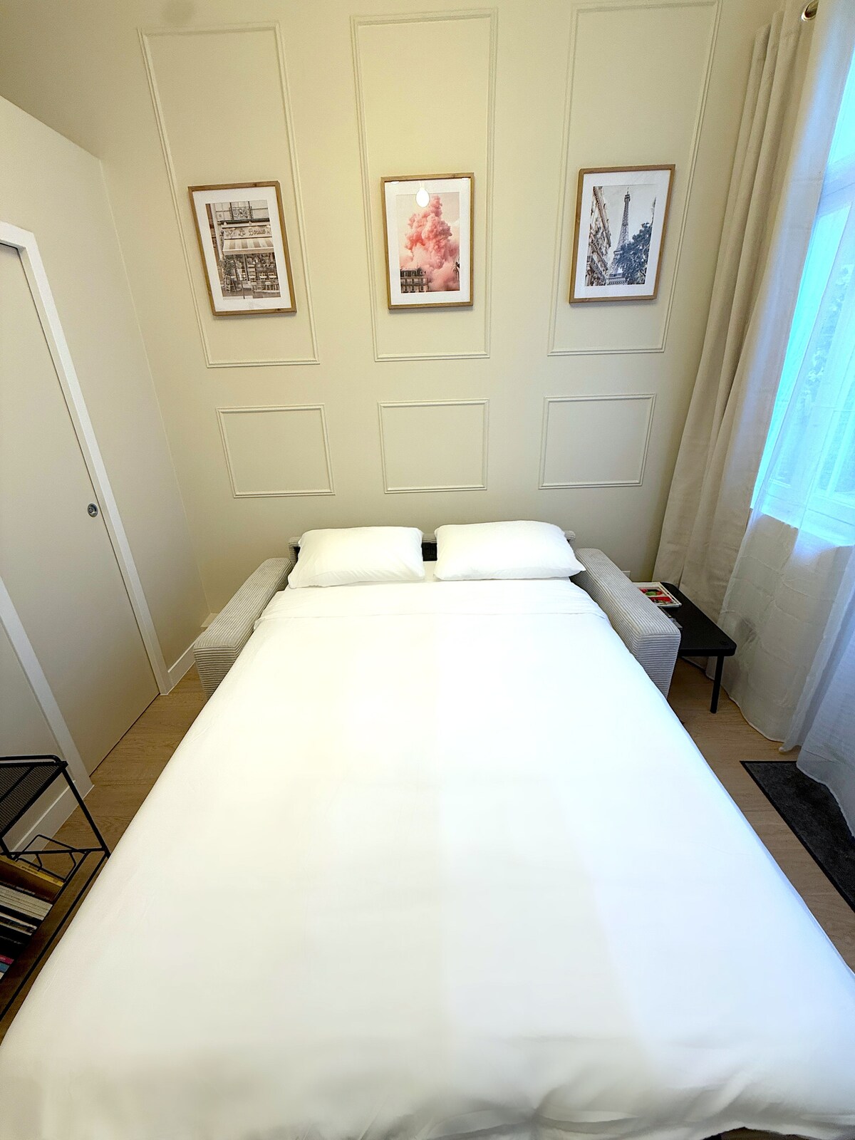 Ovaj je bračni krevet vrlo udoban, širok je 140 cm, a madrac je debel 18 cm. Vrlo je jednostavno za razvoj. Poplun, plahte i jastuke možete ostaviti u kauču kad ga sklopite. 