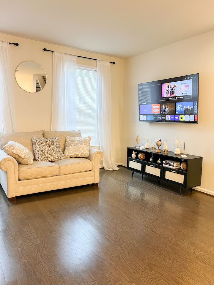 Modern 4-story Townhome Retreat Minutes From Dc - Forestville, MD