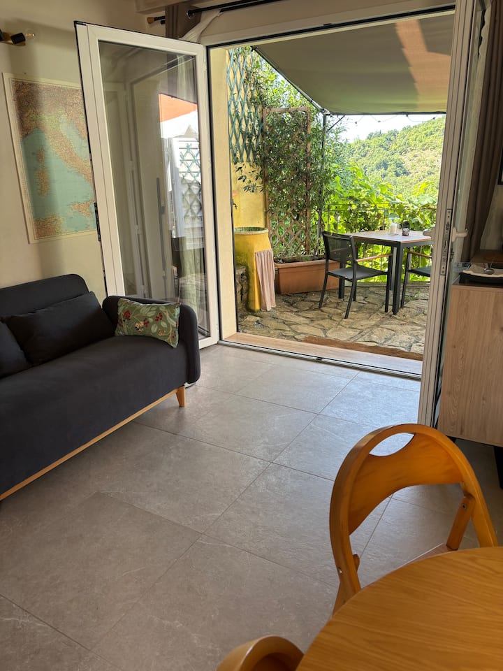 จากห้องนั่งเล่น/ทางเข้า คุณสามารถเข้าถึงระเบียงขนาดใหญ่ที่มองเห็นสนามหญ้าเขียวขจีโดยรอบได้โดยตรง 