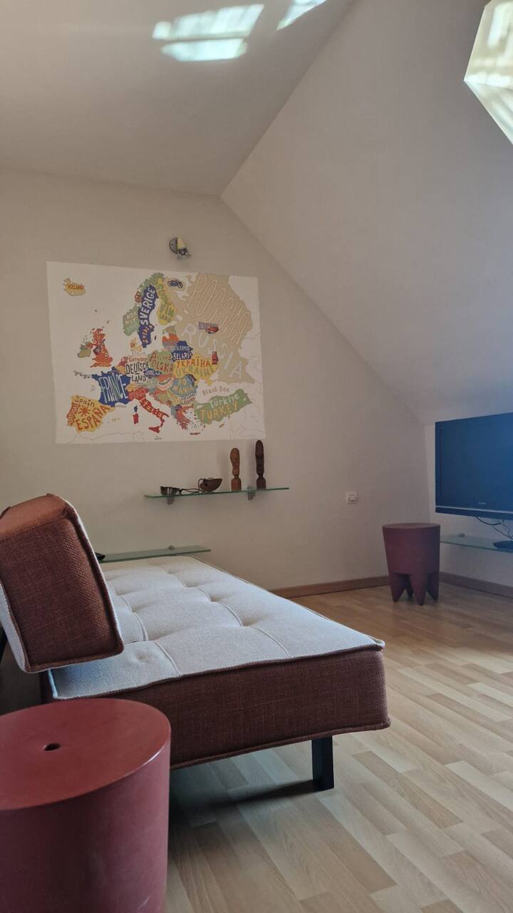 Obývacia izba na poschodí s rozkladacou pohovkou pre 1 osobu 