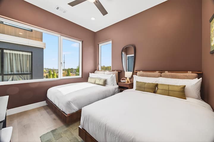 Chumba cha kulala chenye starehe chenye vitanda viwili vya kifalme, bora kwa usiku wenye utulivu na sehemu za kukaa za pamoja.