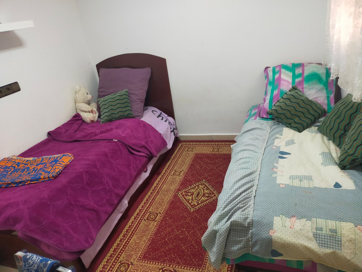 საძინებელში არის ორი ერთადგილიანი საწოლი 