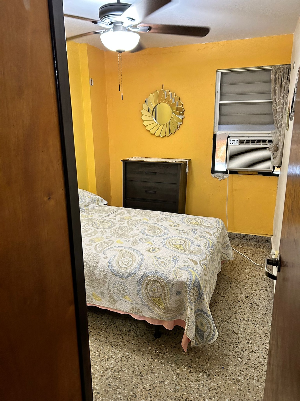 Dormitorio con cama completa, aire acondicionado, ventilador de techo, oficina y armario