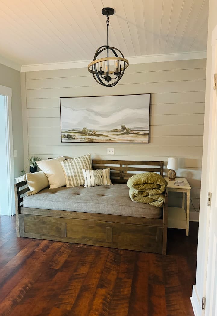 Dnevni krevet na razvlačenje pored dnevnog boravka na kojem mogu spavati 2 osobe