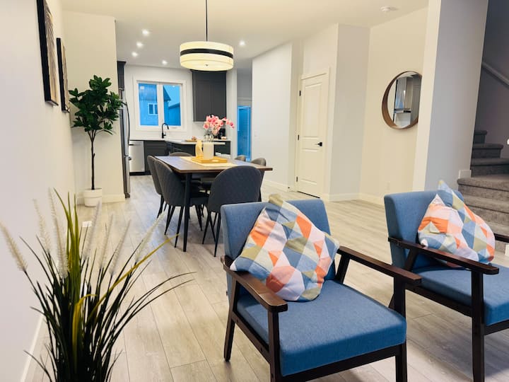 Modern | 3-br Home | Sleeps 10 |Nw Calgary - Airdrie