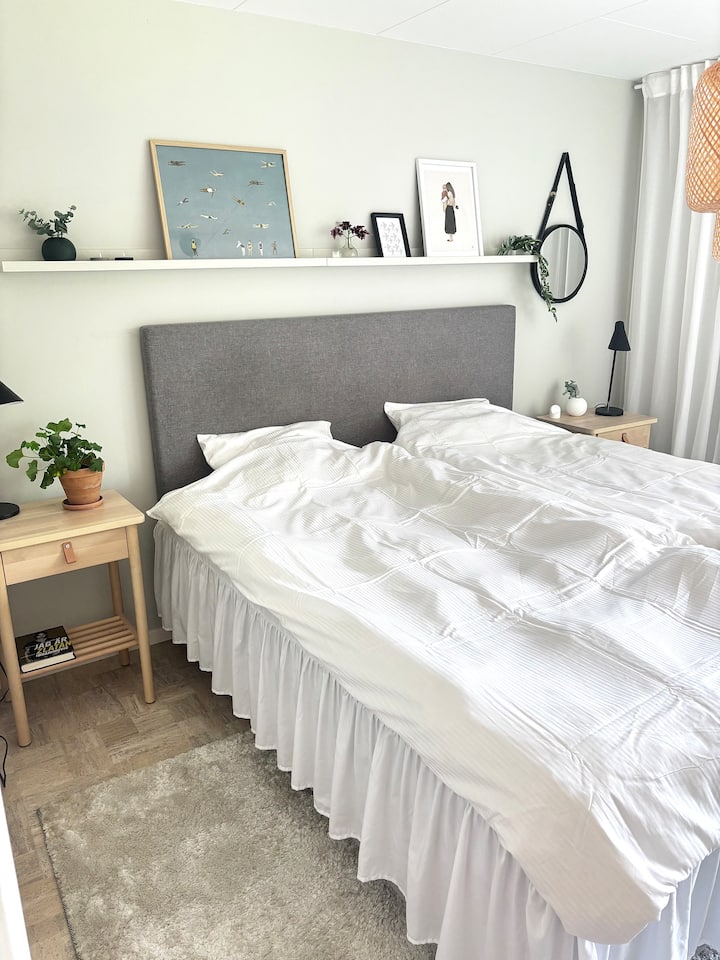 Glavna spavaća soba u kući. Bračni krevet širine 180 cm, ormari i izlaz na balkon.