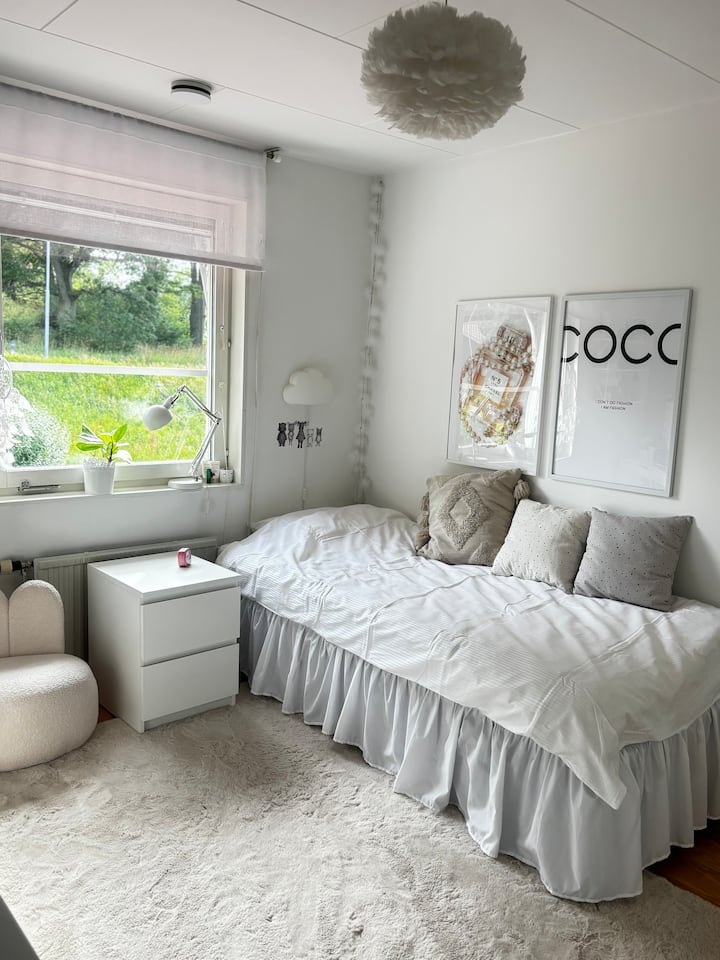 Spavaća soba s krevetom širine 90 cm i radnim stolom.
