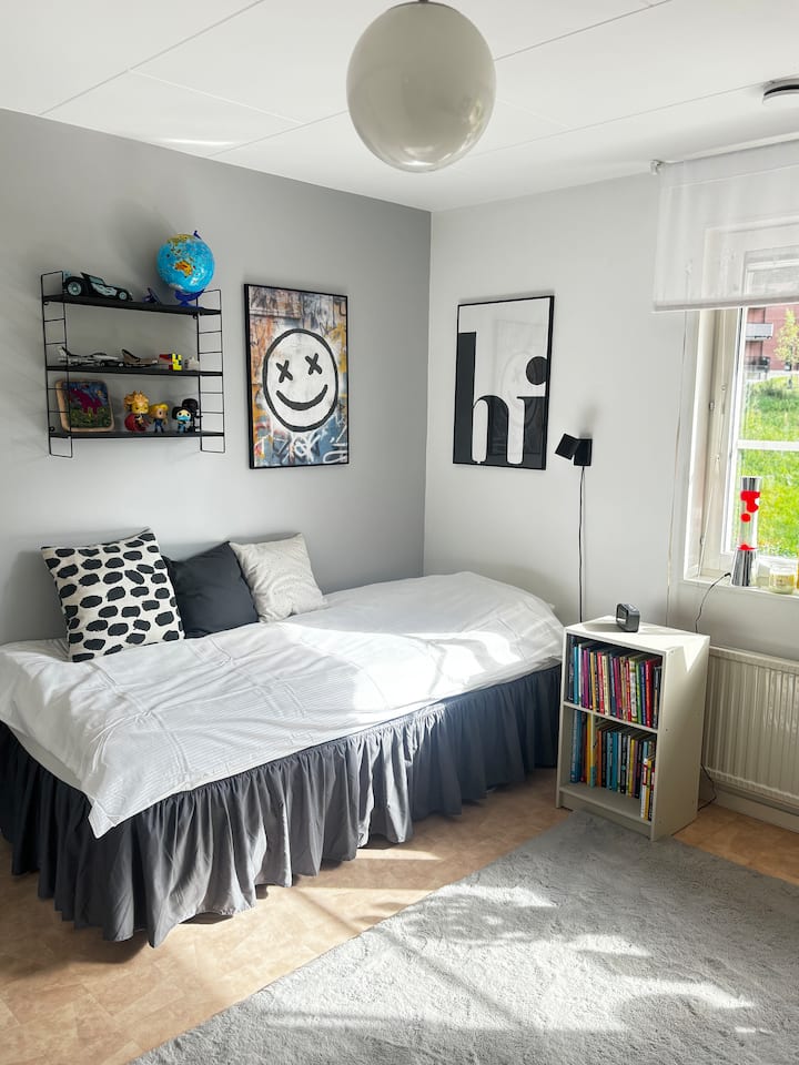 Spavaća soba s krevetom širine 90 cm i radnim stolom.
Također postoji mogućnost postavljanja madraca na napuhavanje za dvije osobe.