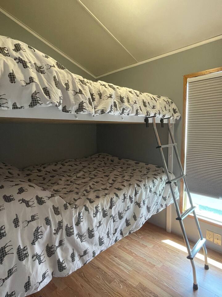 Уютни двойни двуетажни легла, за до 4 души. 
*ЗАБЕЛЕЖКА: не е подходящо за малки деца, тъй като няма предпазител на горното легло.