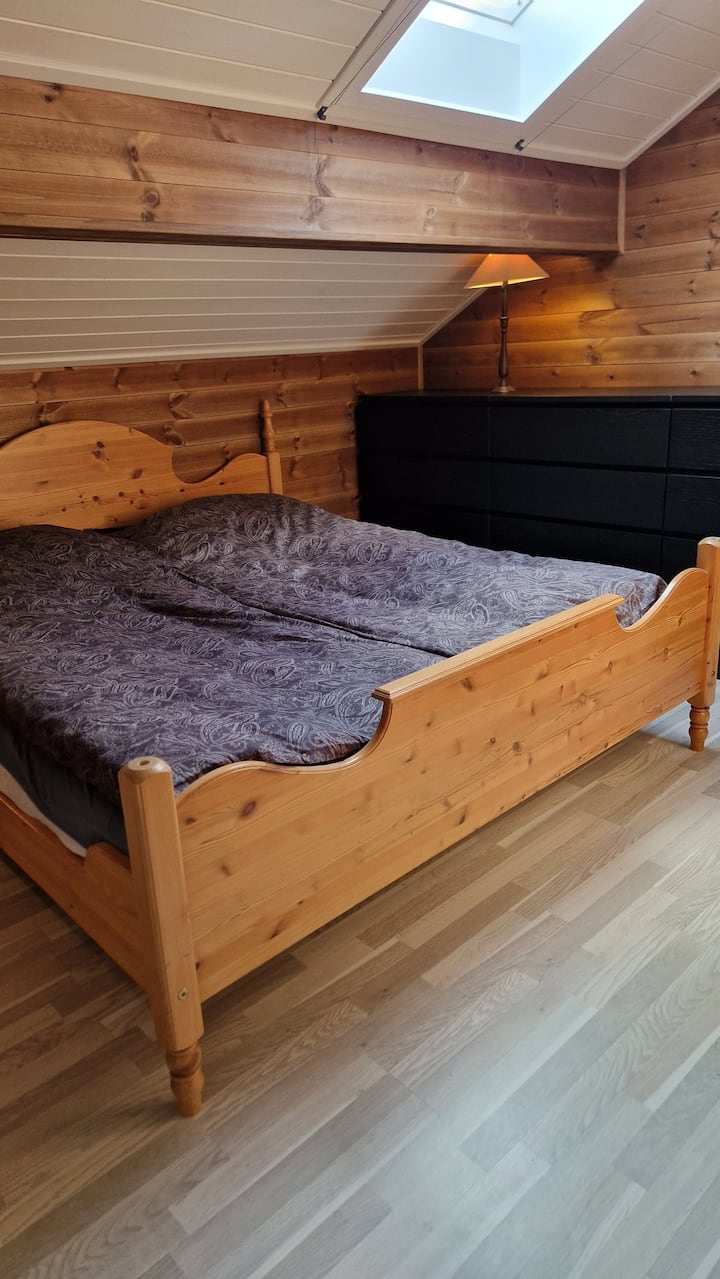 主卧配备加大双人床，宽180厘米