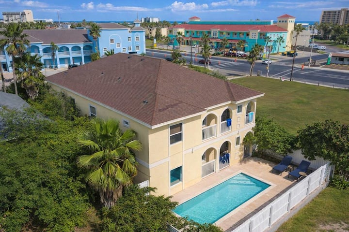 " Oversized 2 Bedroom " Modern " Pool Near Beach - South Padre Island, TX