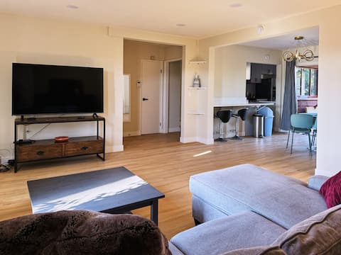 Stylish/Renovated 3B2BA Retreat