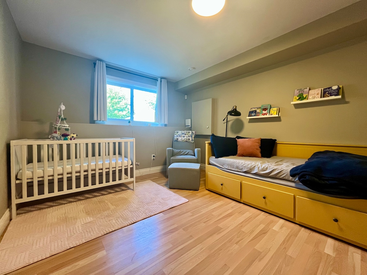 Дневният диван се разтяга в двойно легло! 