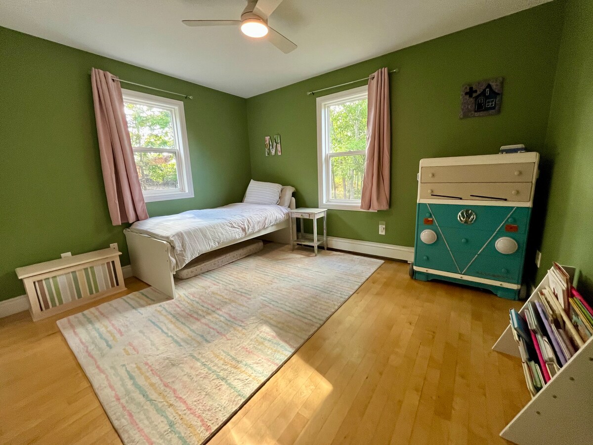 Току-що добавихме сгъваемо легло, което се издърпва отдолу, и детско легло, така че могат да спят удобно 3 деца. 