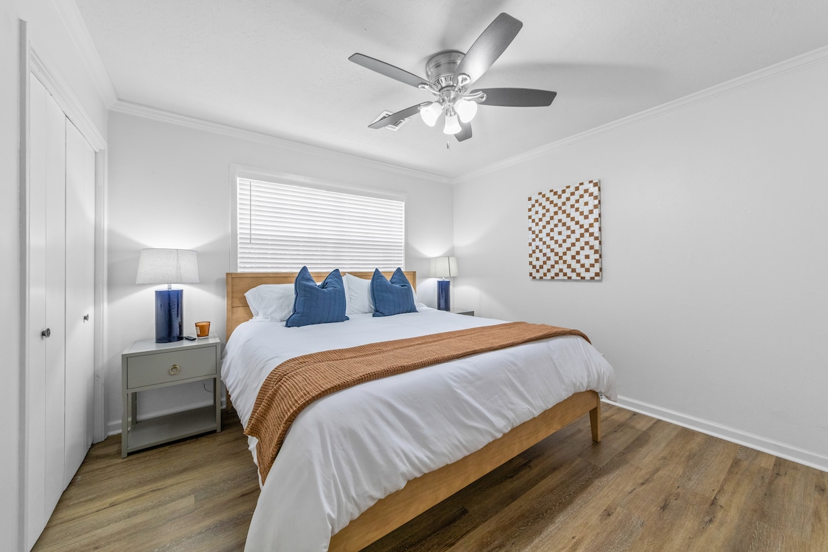 سرير مقاس كبير مع تلفزيون ومرتبة من الإسفنج المرن 