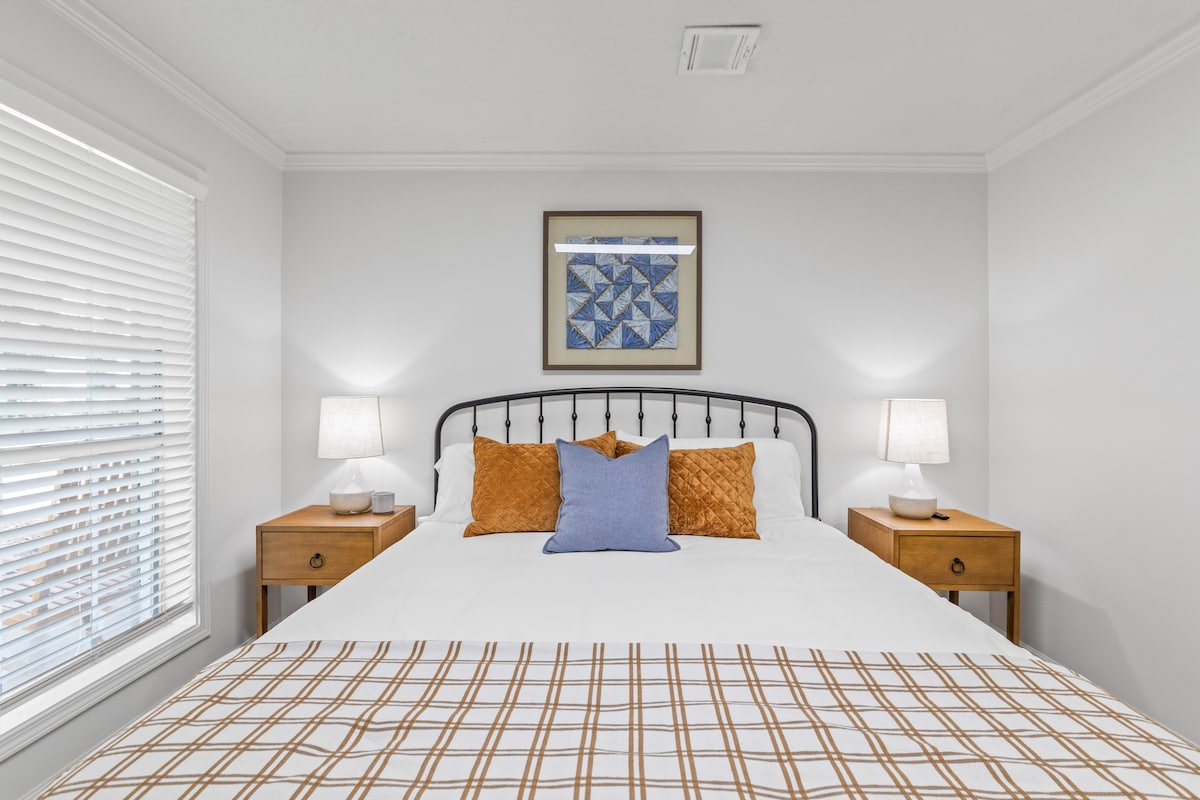 سرير كينج مع مرتبة ميموري فوم وتلفزيون في الغرفة