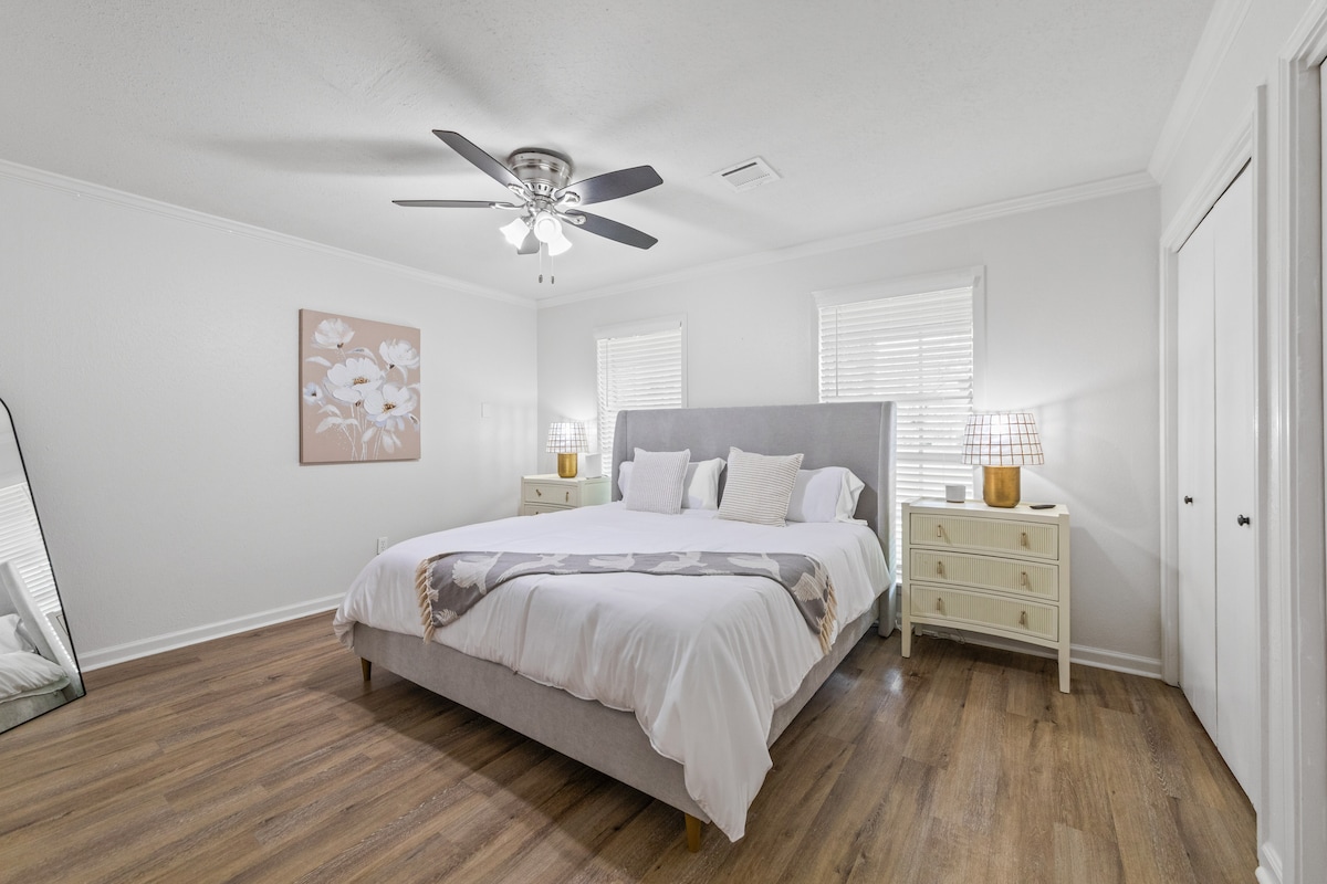 سرير كينج مع مرتبة ميموري فوم وتلفزيون في غرفة النوم