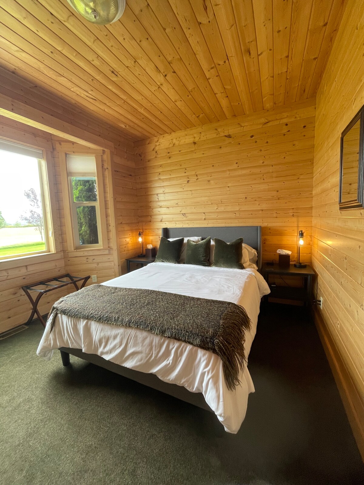 Დედოფლის საწოლი, ორადგილიანი ტუმბოები საკითხავი ლამპებით, ტელევიზორი, კარადა საკიდებით და ტანსაცმლის სათავსოებით, კომოდი და საინტერესო დეკორი. 