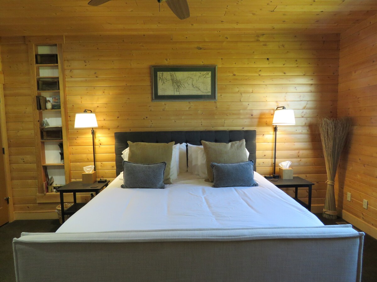 Მთავარი საძინებელი: ლუქს-კლასის საწოლი, ორადგილიანი ტუმბოები საკითხავი ლამპებით, საკმარისი კარადები და საკიდები, ტელევიზორი, კომოდი, საინტერესო დეკორი და სააბაზანო აბაზანით/საშხაპით. არაჩვეულებრივი ხედები.