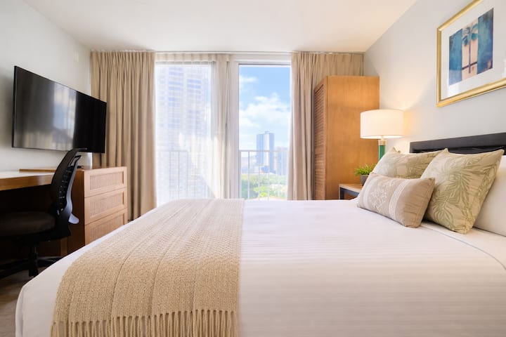 Cozy Chic Waikiki Studio - Walk To Hilton Lagoon - Honolulu, HI