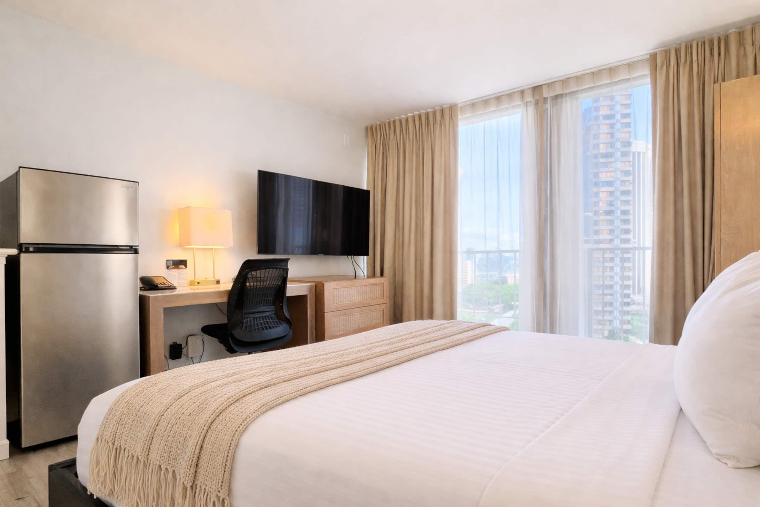 Cozy Chic Waikiki Studio - Walk to Hilton Lagoon - Image 4