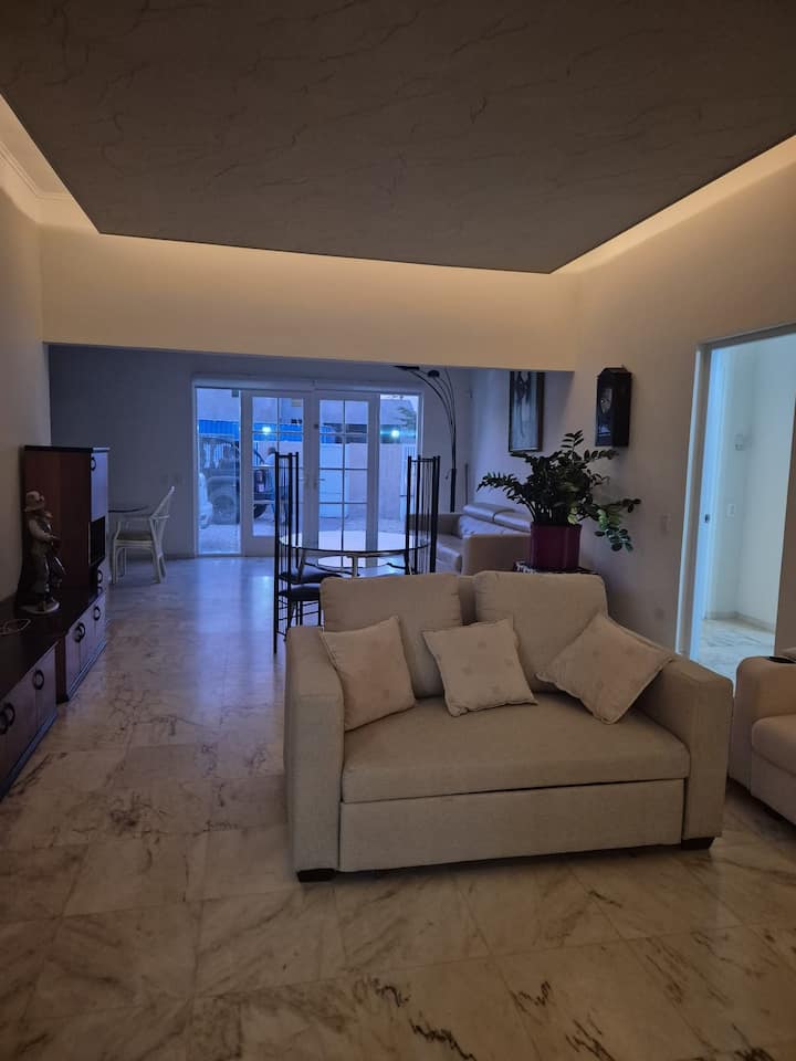 Hermosa Casa Con Piscina - Aruba