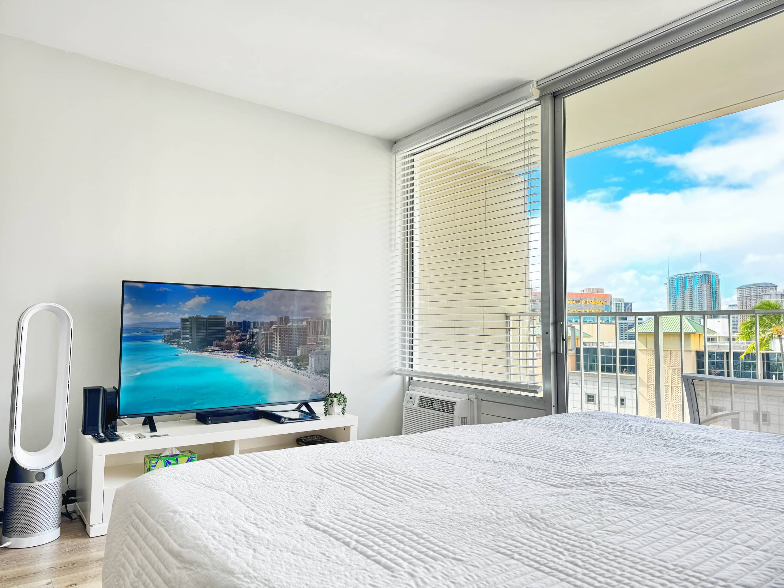 Condo in Honolulu · ★4.86 · Studio · 1 bed · 1 private bath - Image 4