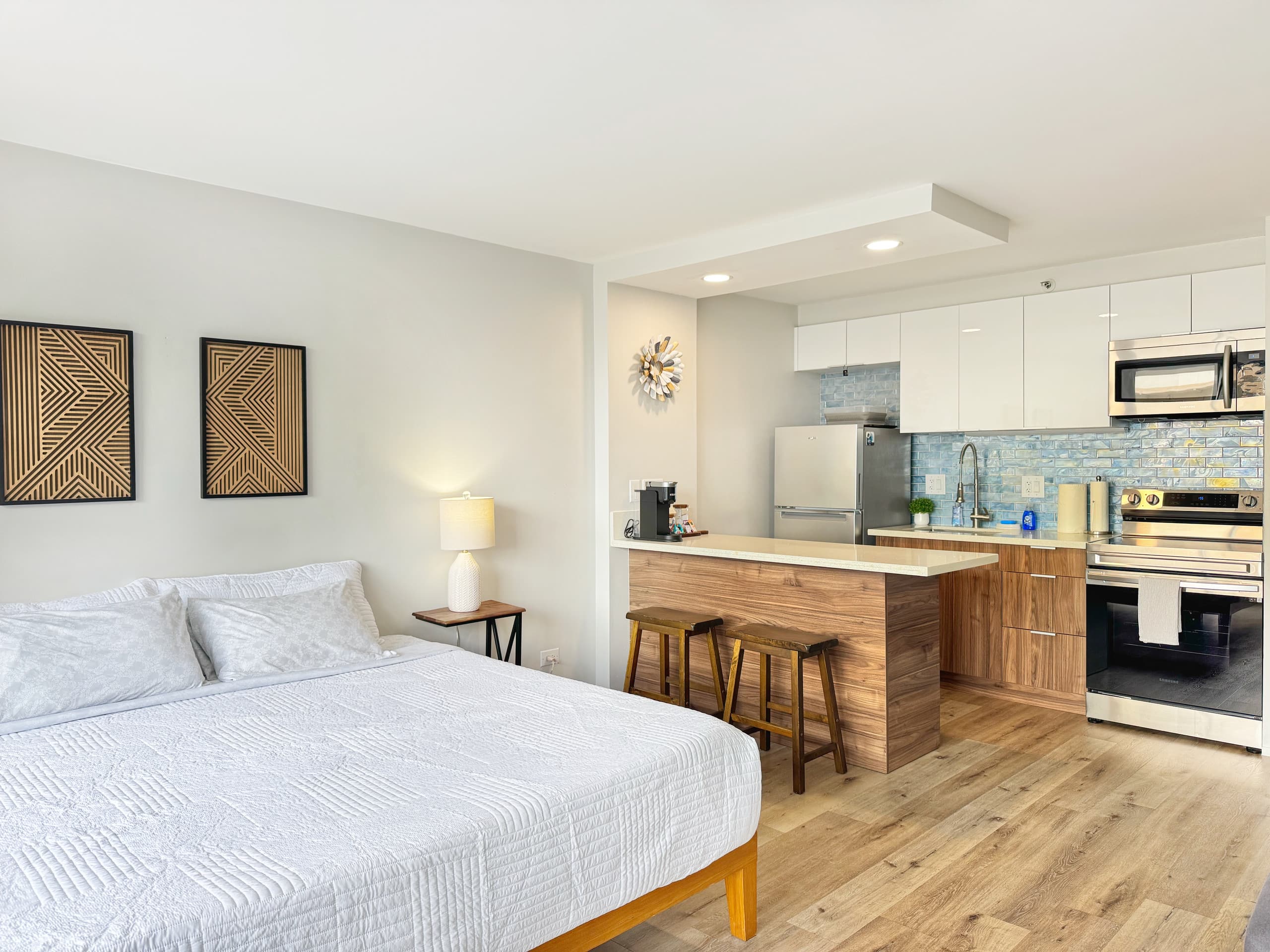 Condo in Honolulu · ★4.86 · Studio · 1 bed · 1 private bath - Image 1