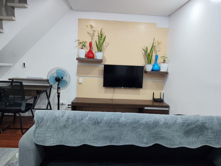 Entire 3br Townhouse – Fully Aircon+pool+parking - Muntinlupa