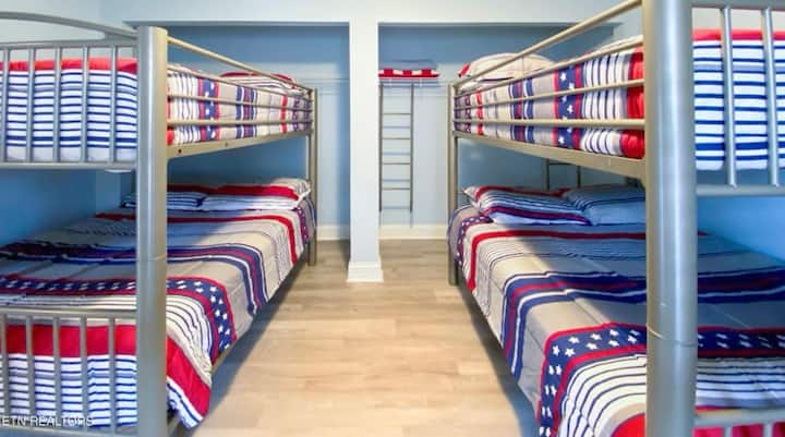 Საძინებელი 8 ქვედა დონე
4 სრული საწოლი (2 ორსართულიანი საწოლი)