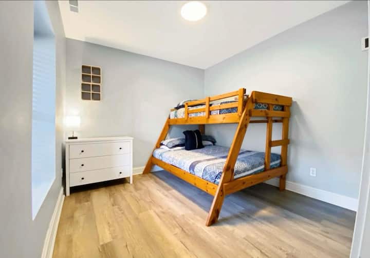 Საძინებელი 7 ქვედა დონე
1 ორადგილიანი და 1 სრული (ორსართულიანი საწოლი)