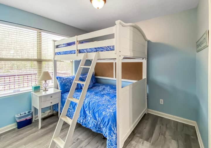 Მე-3 საძინებლის ზედა სართული
2 სრული საწოლი (ორსართულიანი საწოლი)