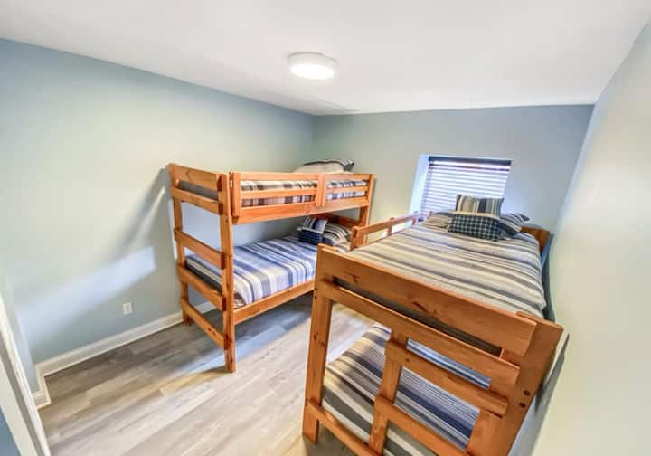 Საძინებელი 6 შუა სართული
4 ორადგილიანი საწოლი (2 ორსართულიანი საწოლი)