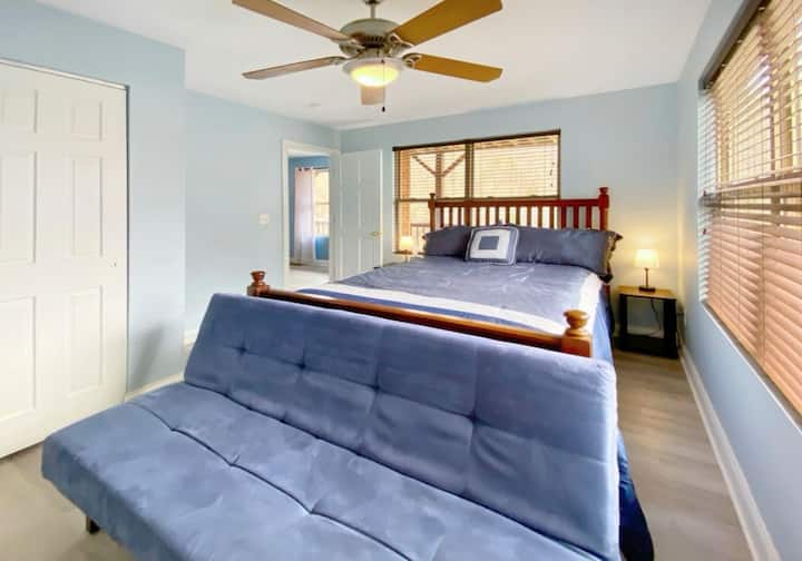 Საძინებელი 5 შუა სართული
1 საწოლი 152 × 203 სმ და 1 სრული ფუტონი