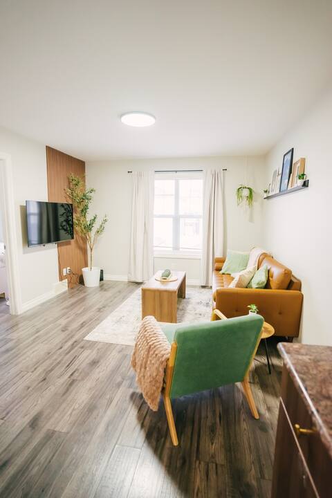 Top Airbnb: Cozy & Stylish 2BR Laneway Suite in Harbour Landing