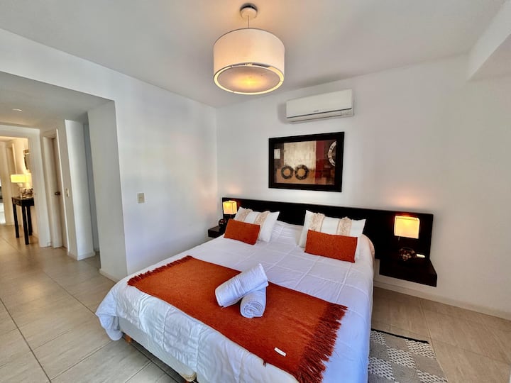 Elegante dormitorio, super luminoso , con vestidor y en suite. 