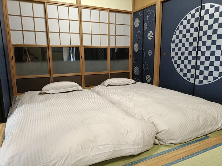 日本の伝統的な家の柔軟性を体験してください。この畳の部屋は、昼間は追加のリビングスペースとして使え、夜は障子をスライドさせて、プレミアム布団のある個室の寝室に変身させることができます。