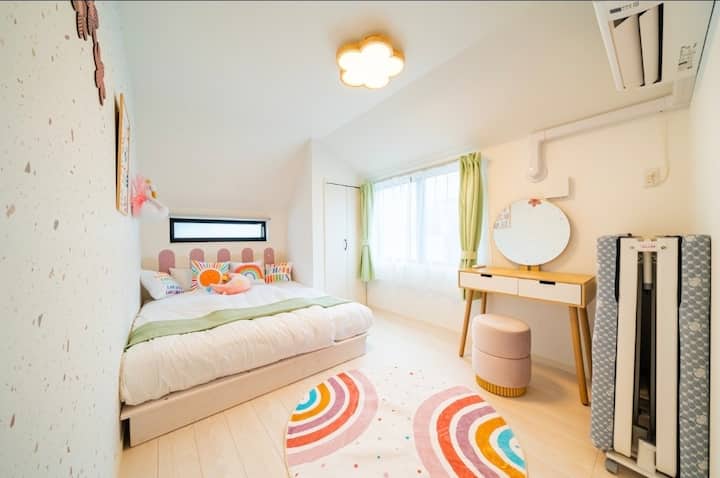 จากหน้าต่างบานนี้ คุณจะเห็นสุสานที่อยู่สุดถนน (30 ม.) ข้างบ้าน