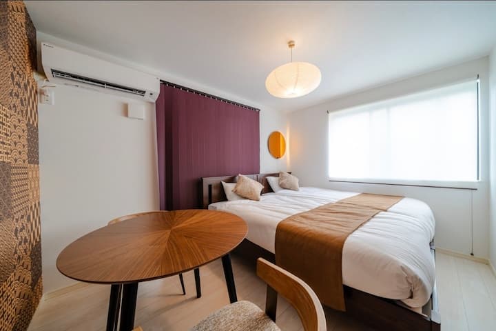 มีเตียงเดี่ยวสองเตียง
หนึ่งมีความกว้าง 80 ซม. และอีกอันมีความกว้าง 100 ซม.
ความสูง 200 ซม.