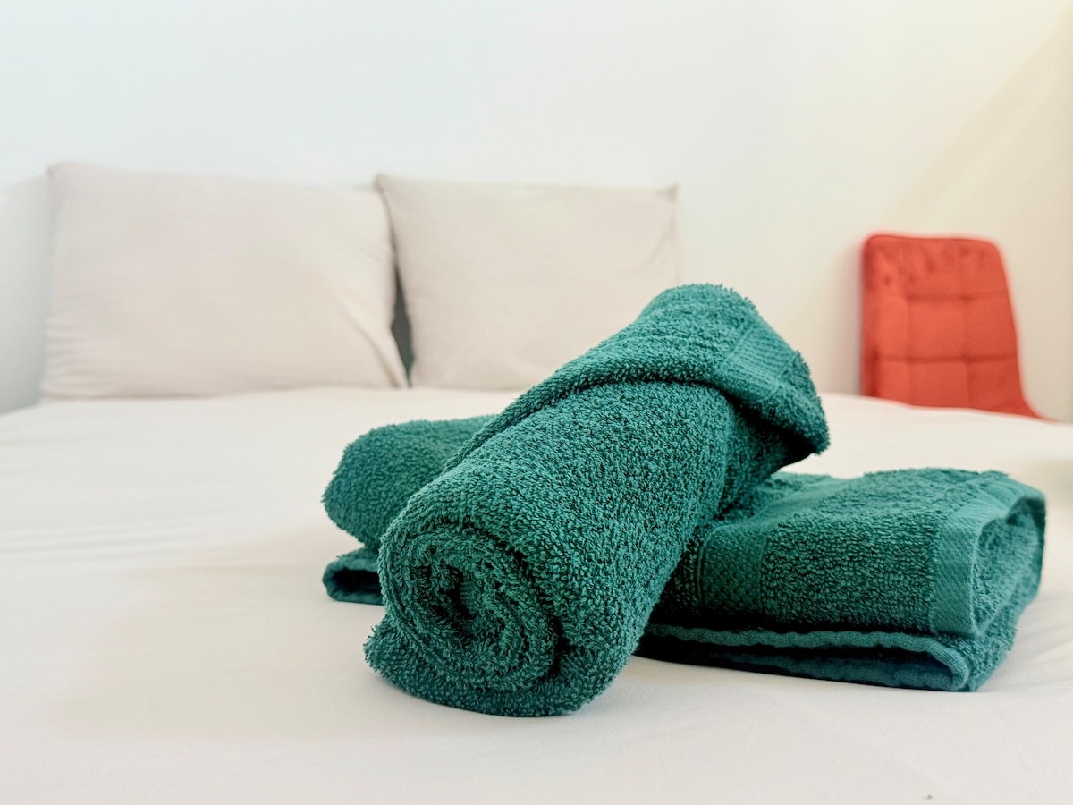 Le linge de lit et les serviettes sont fournis : votre confort est prêt à l’arrivée.