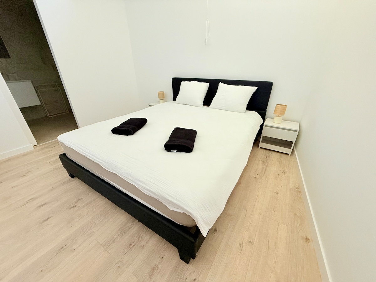 Une chambre spacieuse et reposante, pensée pour vous offrir des nuits paisibles dans un lit double 160x200.