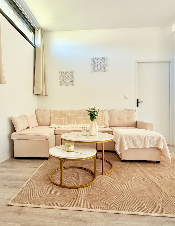 Profitez d'un salon lumineux et comfortable.