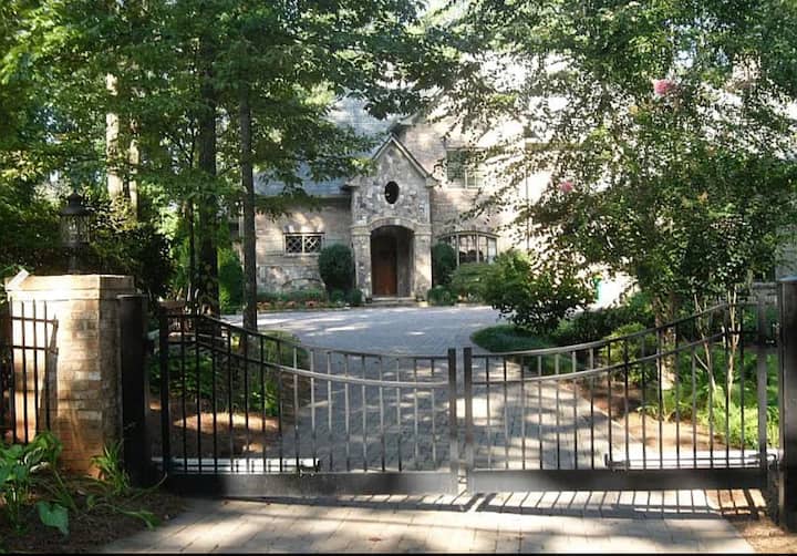 Fifa Gorgeous Atlanta Home - Dunwoody, GA