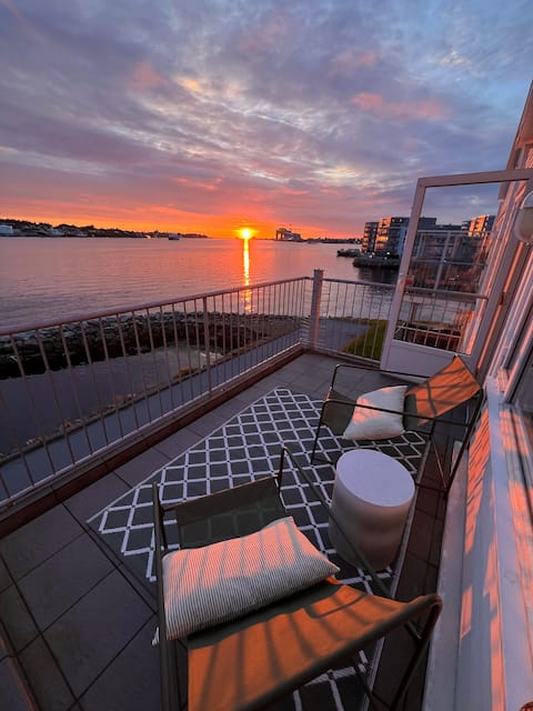 Two story central waterfront apartment w/balcony