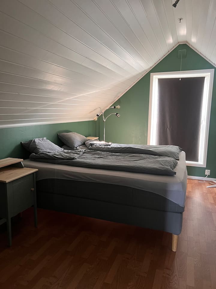 La chambre à l'étage possède un grand lit double (180 cm)