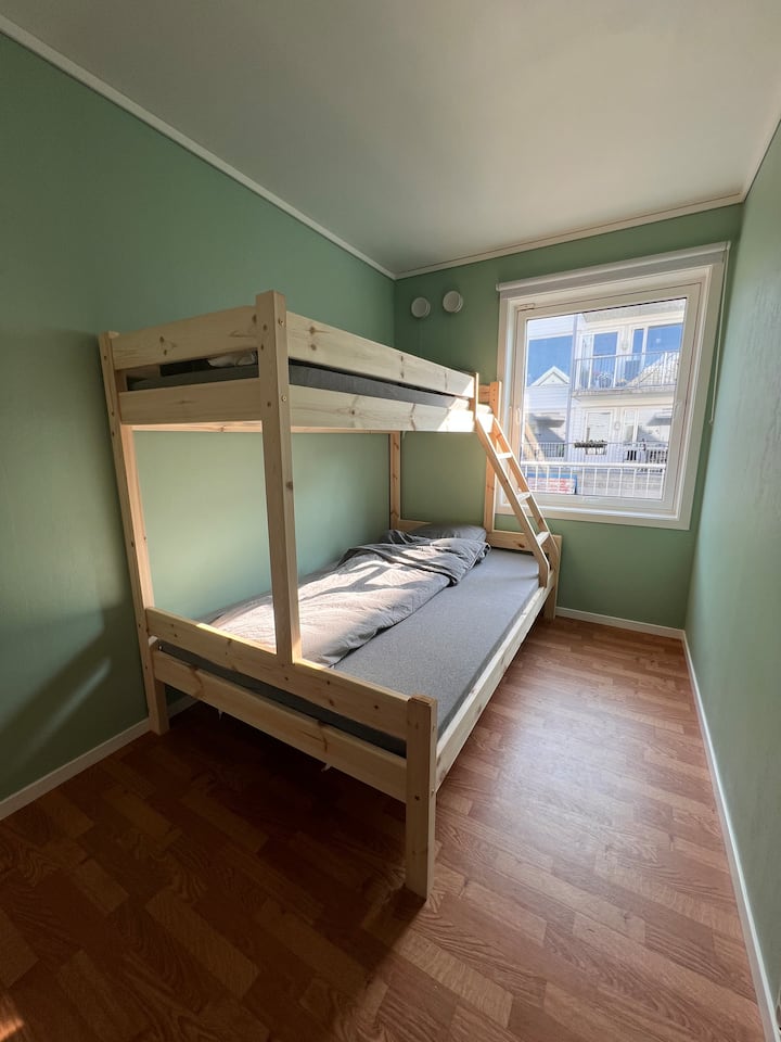 La deuxième chambre du rez-de-chaussée. Voici un lit superposé en famille.